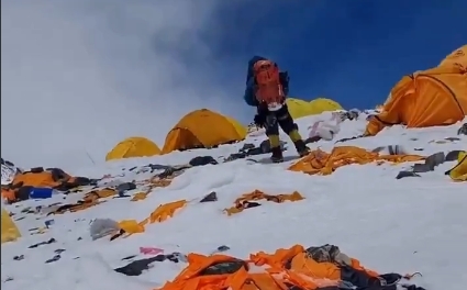 ఎవరెస్ట్ శిఖరంపై చెత్త గుట్టలు: పర్యావరణానికి పొంచి ఉన్న ముప్పు