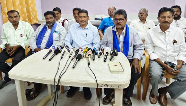 *జడా శ్రావణ్ కుమార్ మరియు రావణ్ లపై అక్రమ కేసులు ఎత్తివేయ్యాలి... 