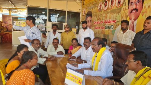 ఏలూరులో ఎమ్మెల్యే  బడేటి ప్రజా దర్బార్: అధికారులతో మాట్లాడి అప్పటికక్కడే సమస్యల పరిష్కారం. 