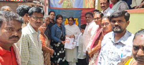 కష్టాల్లో తోడుగా 'వెలుగు' సిబ్బంది: ఖాజీపాలెం వివోఏ కుటుంబానికి భారీ విరాళం