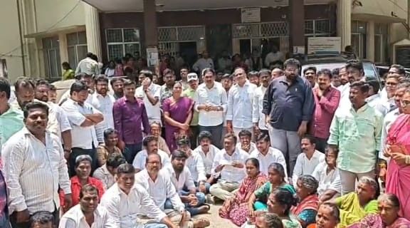 ఎన్టీఆర్ ఆసుపత్రి వద్ద ఉద్రిక్తత: బాధితులకు మద్దతుగా వైఎస్సార్‌సీపీ భారీ ధర్నా.