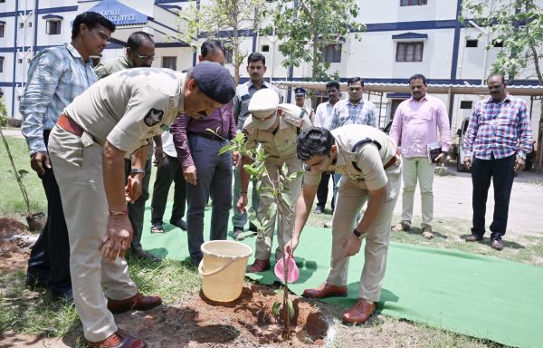 అనకాపల్లి జిల్లా వ్యాప్తంగా అన్ని పోలీస్ స్టేషన్లలో పెద్ద ఎత్తున మొక్కలు నాటిన జిల్లా పోలీసులు 