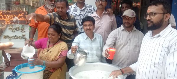 ఎండ తీవ్రతకు ఉపశమనం: అనకాపల్లిలో ఉచిత మజ్జిగ పంపిణీ చేసిన బంగారం వ్యాపారులు