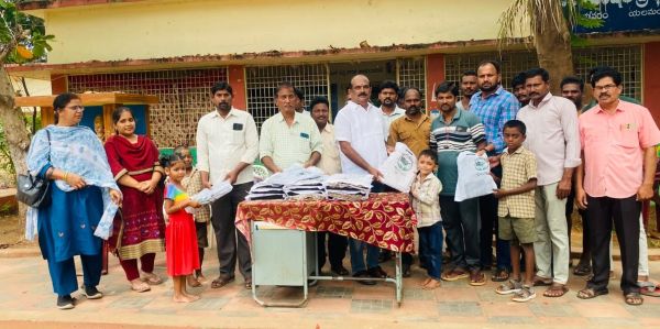 యలమంచిలి పేట బయ్యవరం పాఠశాలలో ఏకరూప దుస్తులు, బూట్లు పంపిణీ ..
