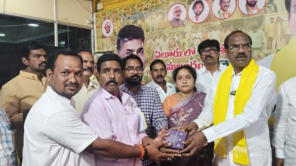 ఏలూరు ఎమ్మెల్యే క్యాంపు కార్యాలయంలో 17 మందికి దివ్యాంగులకు వినికిడి యంత్రాల పంపిణీ