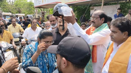 ప్రముఖ సినీ హీరో అల్లు అర్జున్ జన్మదిన వేడుకల పురస్కరించుకుని హెల్మెట్ల పంపిణీ 