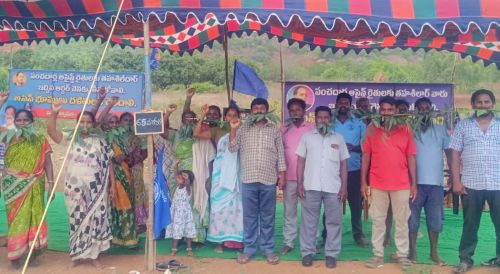 పంచదారల దళిత రైతులు,నోట్లో ఆకులు పెట్టుకుని వినూత్న నిరసన