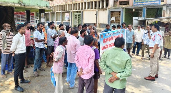 రోడ్డుపై వాహనాలు నిలిపితే చలానాలు: అనకాపల్లి ట్రాఫిక్ సీఐ ఎం. వెంకట నారాయణ హెచ్చరిక