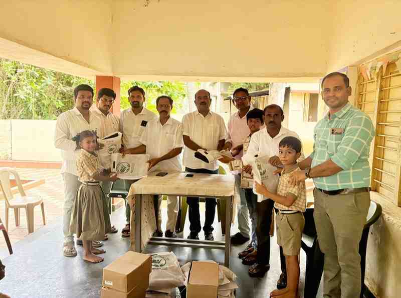 విద్యార్థుల భవిష్యత్తుకు బలమైన బాట... ఏటికొప్పాకలో ఘనంగా స్టూడెంట్ కిట్ల పంపిణీ..!
