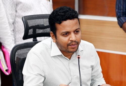 ఏలూరు వంట గ్యాస్ కి ఎటువంటి కొరతాలేదు.. జిల్లా జాయింట్ కలెక్టర్ ఎం జె అభిషేక్ గౌడ