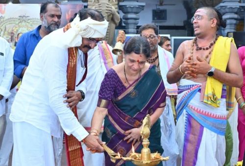 అనకాపల్లి నూకాంబిక అమ్మవారిని దర్శించుకున్న దేవాదాయ శాఖ ఉన్నతాధికారులు మరియు ప్రముఖులు