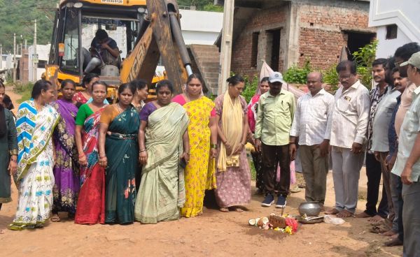 రూ. 35 లక్షలతో శేషుకొండ లేఅవుట్‌లో ప్రారంభమైన సీసీ రోడ్ల నిర్మాణం