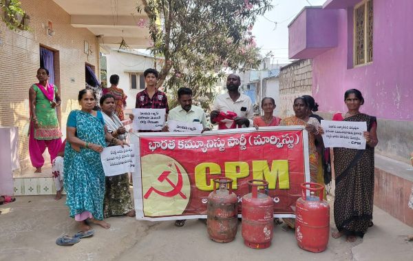 బ్లాక్ మార్కెట్ను అరికట్టి సరసమైన ధరలకు వంటగ్యాస్, ఇతర సరుకులు అందించాలి, సిపిఎం