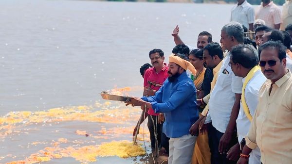 పట్టిసీమ గోదావరి జలాలకు జలహారతి ఇచ్చిన దెందులూరు ఎమ్మెల్యే శ్రీ చింతమనేని ప్రభాకర్.