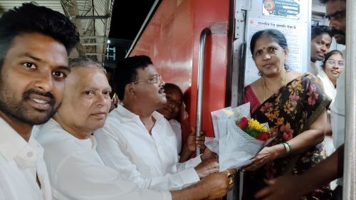 యలమంచిలిలో ‘హంసఫర్’ ఎక్స్‌ప్రెస్‌కు ఘనస్వాగతం: జెండా ఊపి ప్రారంభించిన మాజీ ఎంపీ పప్పల చలపతిరావు