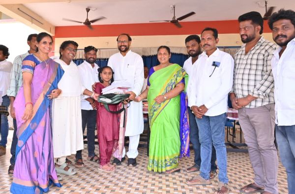 విద్యార్థుల భవిష్యత్తుకు అండగా కొనతాల రామకృష్ణ: తేగాడలో స్టూడెంట్ కిట్ల పంపిణీ