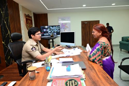 ఏలూరు జిల్లా పోలీస్ ప్రధాన కార్యాలయంలో ప్రజల సమస్య ల పరిష్కారం !