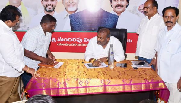 ఏటికొప్పాక కో-ఆపరేటివ్ సొసైటీ పునరుద్ధరణకు ఎమ్మెల్యే సుందర్ విజయకుమార్ హామీ