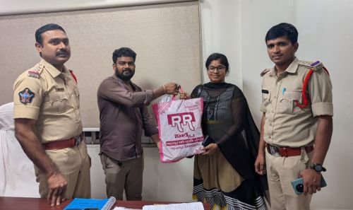 వనం రాజేష్ నిజాయితీకి నిదర్శనం: అనకాపల్లిలో పెళ్లి బట్టలు, నగలు ఉన్న బ్యాగును తిరిగి అప్పగించిన ఆటో డ్రైవర్!