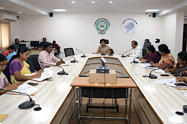 స్వర్ణ గ్రామం – స్వర్ణ వార్డుల పురోగతిపై అధికారులకు కలెక్టర్ దిశానిర్దేశం