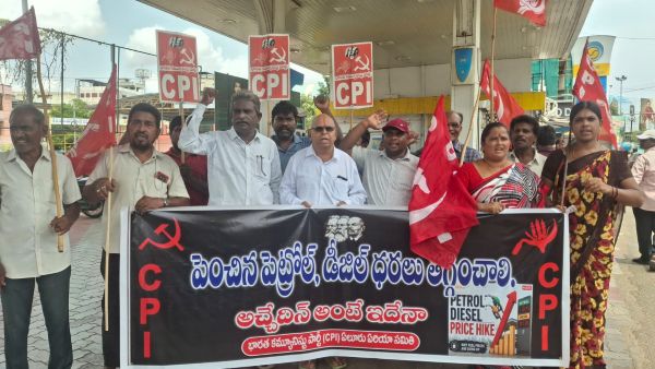 పెంచిన పెట్రోల్, డీజిల్ ధరలను ఉపసంహరిచుకోవాలి,సిపిఐ రాష్ట్ర కార్యదర్శి వర్గ సభ్యులు డేగా ప్రభాకర్... 