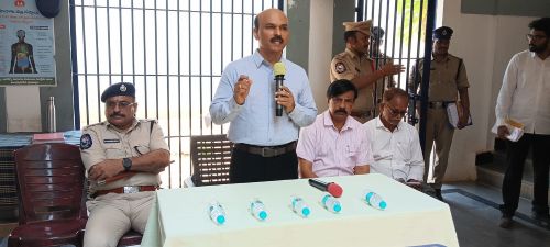 జిల్లా కారాగారాన్ని సందర్శించిన న్యాయ సేవాధికార సంస్థ కార్యదర్శి కె.రత్నప్రసాదు