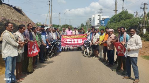 అచ్చుతాపురం ఎస్ ఈ జెడ్ లో బైక్‌కు తాడు కట్టి లాగుతూ సిఐటియు ఆధ్వర్యంలో నిరసన కార్యక్రమం..