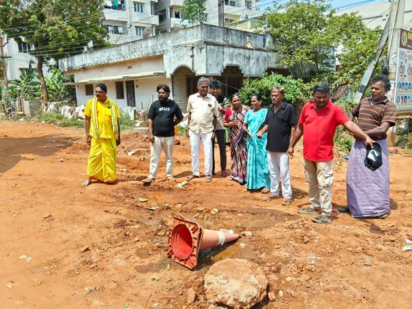 తవ్వేసారు.. వదిలేసారు!: వాటర్ పైప్‌లైన్ పనులతో ప్రజల అవస్థలు...