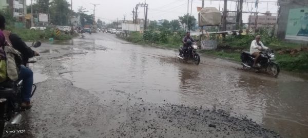 తుమ్మపాల రోడ్లు అస్తవ్యస్తం – చెరువులను తలపిస్తున్న రహదారులు,