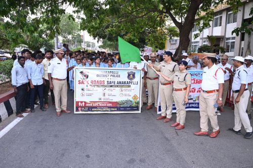 అనకాపల్లి రోడ్డు భద్రతా అవగాహన ..భద్రతా సామాగ్రి ప్రారంభోత్సవ కార్యక్రమం