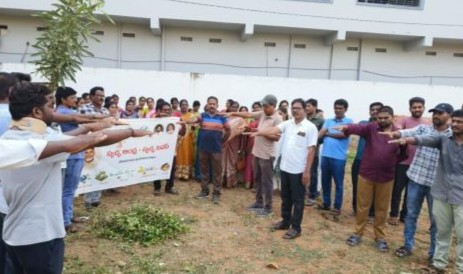 యలమంచిలి స్థానిక చెరువు వద్ద స్వచ్ఛ ఆంధ్ర -స్వర్ణాంధ్ర కార్యక్రమం