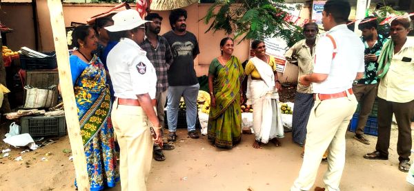 ఎలమంచిలి ట్రాఫిక్ నిబంధనలపై పండ్ల వ్యాపారులకు అవగాహన సదస్సు..