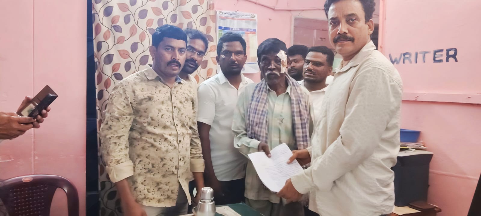 చైర్‌లో కూర్చున్నాడనే కారణంతో దళితుడిపై దారుణ దాడి.. 