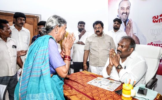 ఫిర్యాదుదారులతో స్వయంగా మాట్లాడి, వారి సమస్యలను అడిగి తెలుసుకున్న ప్రజాప్రతినిధి.