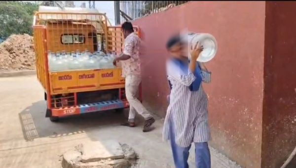 విద్యార్థులతో భారీ వాటర్ టిన్స్ మోపిస్తున్న ఏలూరు గవర్నమెంట్ హాస్టల్ ...