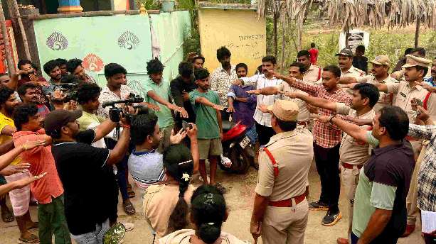 ఏలూరు 3 టౌన్ పోలీస్ స్టేషన్ పరిధిలో మెగా కార్డన్ అండ్ సెర్చ్  ఆపరేషన్ వజ్రప్రహర్