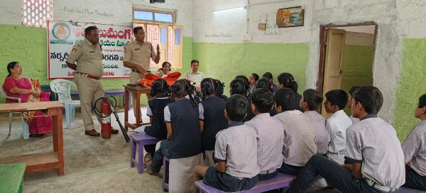అలివేలుమంగా స్కూల్ లో అగ్నిప్రమాదాల పై అవగాహన కార్యక్రమం