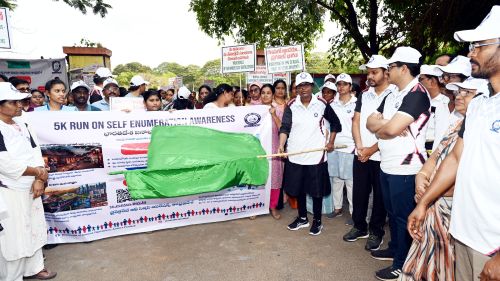 స్వీయగణనపై అవగాహనకై ఏలూరులో 5కె రన్ ప్రారంభించి  అధికారులు, ప్రజలతోకలిసి రన్ లో పాల్గొన్న జిల్లా కలెక్టర్ కె. వెట్రిసెల్వి