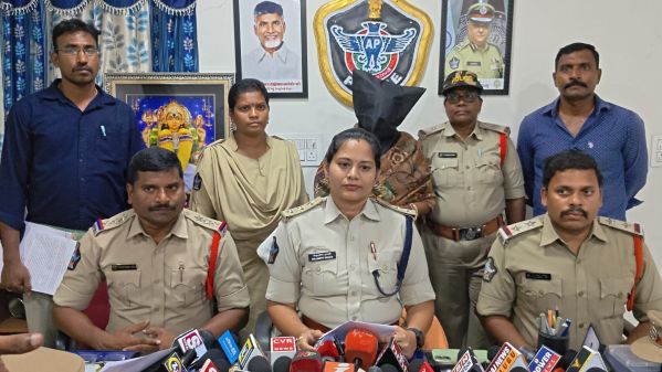 వృద్ధ మహిళ హత్య కేసును ఛేదించిన కసింకోట పోలీసులు  