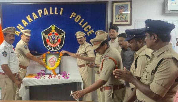 జిల్లా పోలీస్ కార్యాలయంలో శ్రీ నందమూరి తారక రామారావు గారికి ఘన నివాళి. 