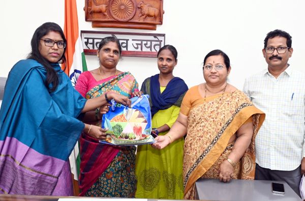 ​SHG మహిళలకు రూ. 3,000/- విలువైన విత్తనాలు పంపిణీ చేసిన ఏలూరు జిల్లా కలెక్టర్ ..!