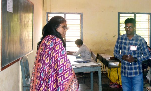 ఎస్ఎస్ సి అడ్వాన్స్‌డ్‌ సప్లిమెంటరీ పరీక్షా కేంద్రాన్ని ఆకస్మిక తనిఖీ చేసిన కలెక్టరు కె.వెట్రిసెల్వి