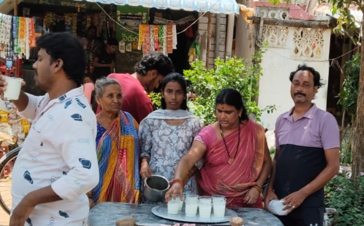 యలమంచిలిలో స్వచ్ఛంద చలివేంద్రాలతో దాతల సేవా స్పూర్తి,మానవత్వానికి నిదర్శనం..!
