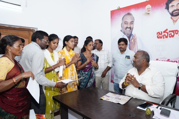 జనవాని కార్యక్రమంలో ప్రజల నుండి వినతి పత్రాలను స్వీకరించిన ఎమ్మెల్యే సుందరపు
