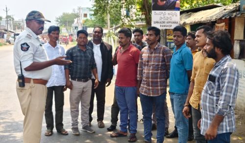  ట్రాఫిక్ నిబంధనలు పాటించకపోతే కఠిన చర్యలు: అనకాపల్లి పోలీసుల హెచ్చరిక