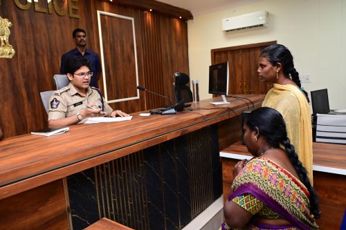 ఏలూరు జిల్లా పోలీస్ ప్రధాన కార్యాలయంలో 'ప్రజల సమస్యల పరిష్కార వేదిక' (గ్రీవెన్స్) నిర్వహణ