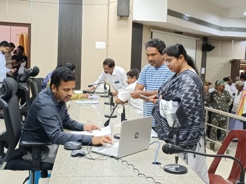 పీజీఆర్ఎస్ విజ్ఞప్తులను గడువులోగా పరిష్కరించాలి: జిల్లా జాయింట్ కలెక్టర్ అభిషేక్ గౌడ 