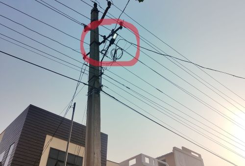 పట్టపగలే వెలుగుతున్న వీధి దీపాలు: మున్సిపల్ అధికారుల నిర్లక్ష్యంపై స్థానికుల అసహనం