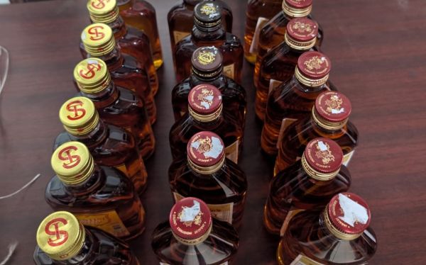 అనకాపల్లిలో అక్రమ మద్యం కలకలం: ఇద్దరు అరెస్ట్, 30 సీసాలు స్వాధీనం..