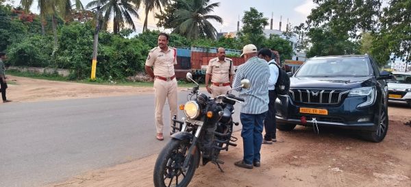 హెల్మెట్ ధరించని వాహనదారులపై కొరడా: యలమంచిలిలో భారీగా చలానాలు..